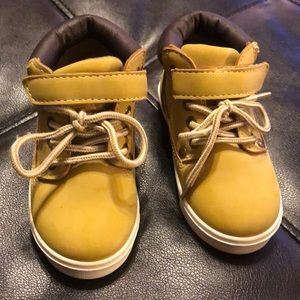 Infant utility boots size 6